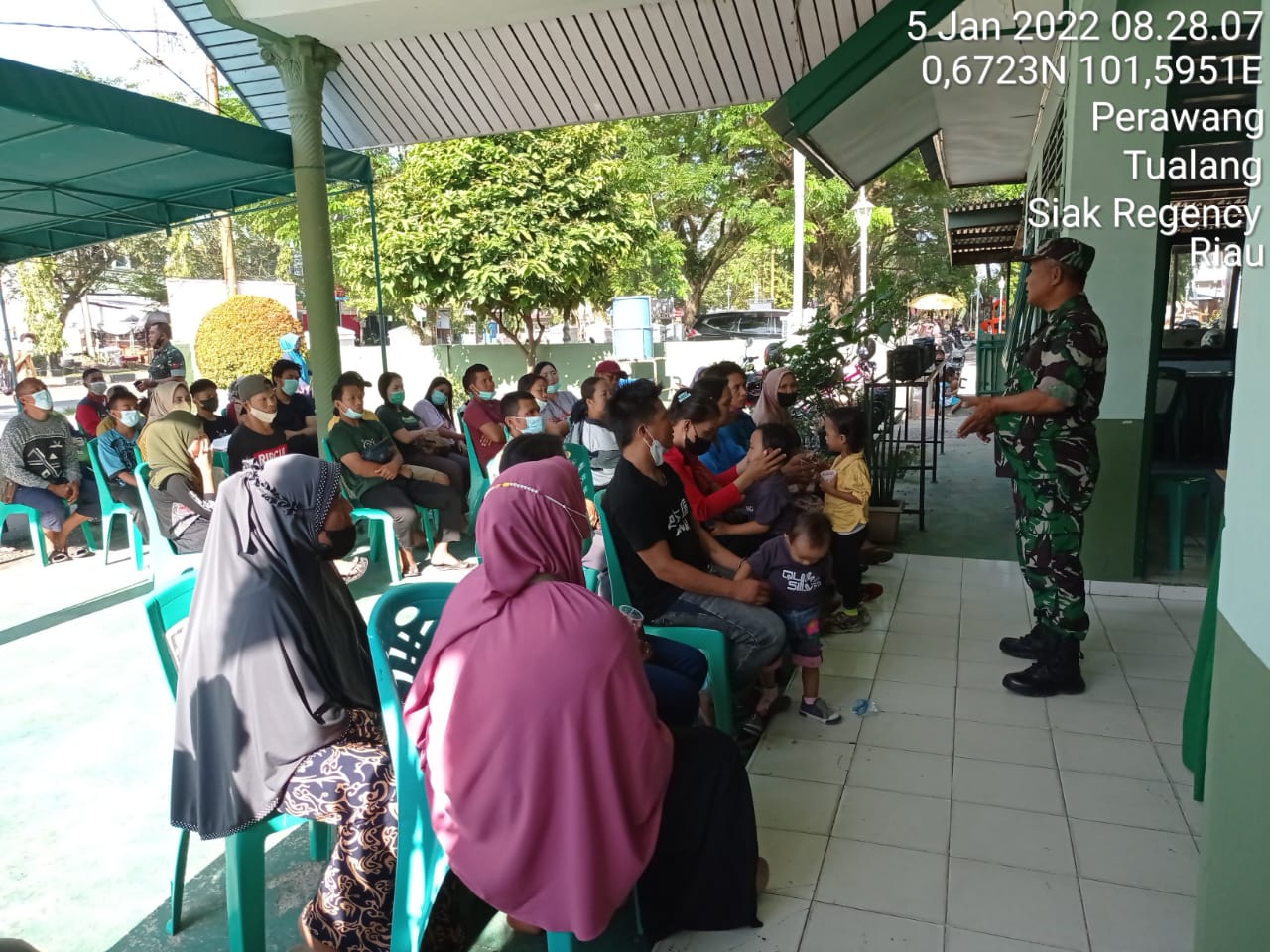 Danramil Himbau Masyarakat Sukseskan Vaksinasi