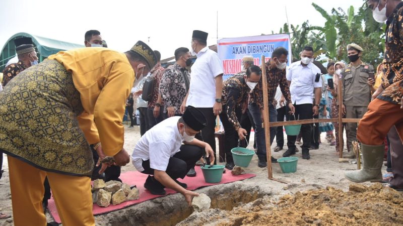 Zahir Lakukan Peletakan Batu Pertama Pembangunan Mushola Al-Hidayah di Desa Simpang Gambus