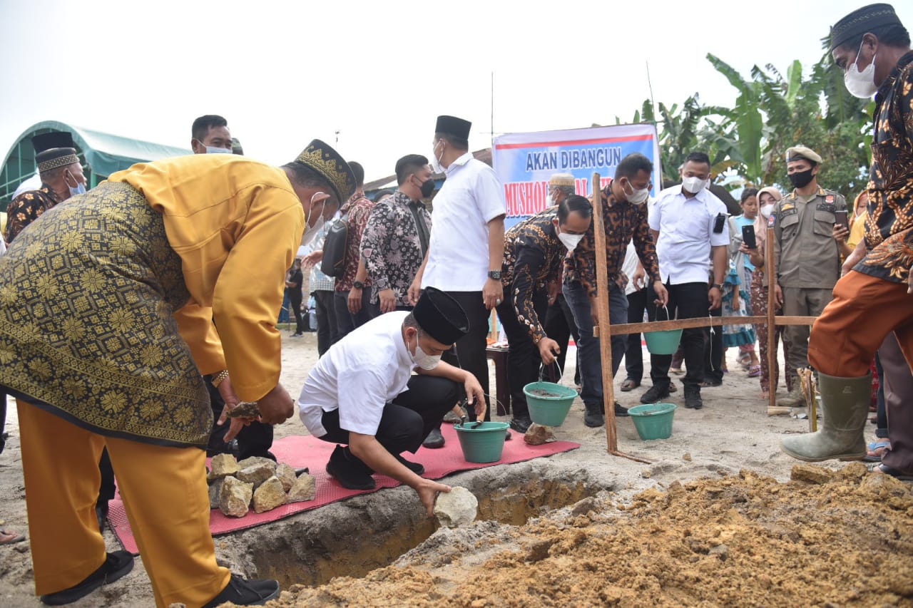 Zahir Lakukan Peletakan Batu Pertama Pembangunan Mushola Al-Hidayah di Desa Simpang Gambus