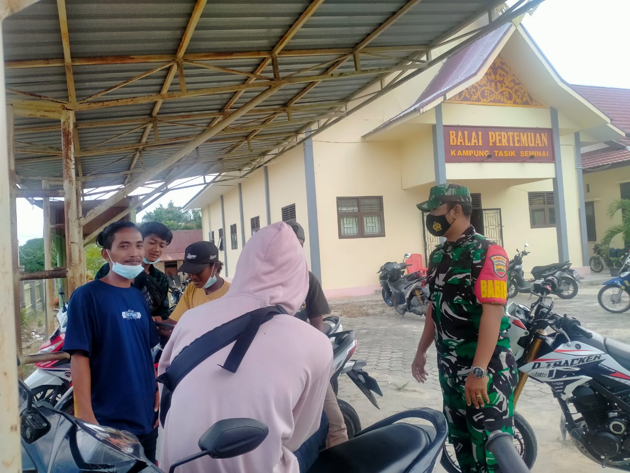 Babinsa Koramil 04/Perawang Laksanakan Pendampingan Vaksinasi