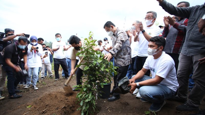 Menteri BUMN RI Bersama PT. Inalum Komitmen Lestarikan Kawasan Danau Toba Dengan Lakukan Penanaman Pohon