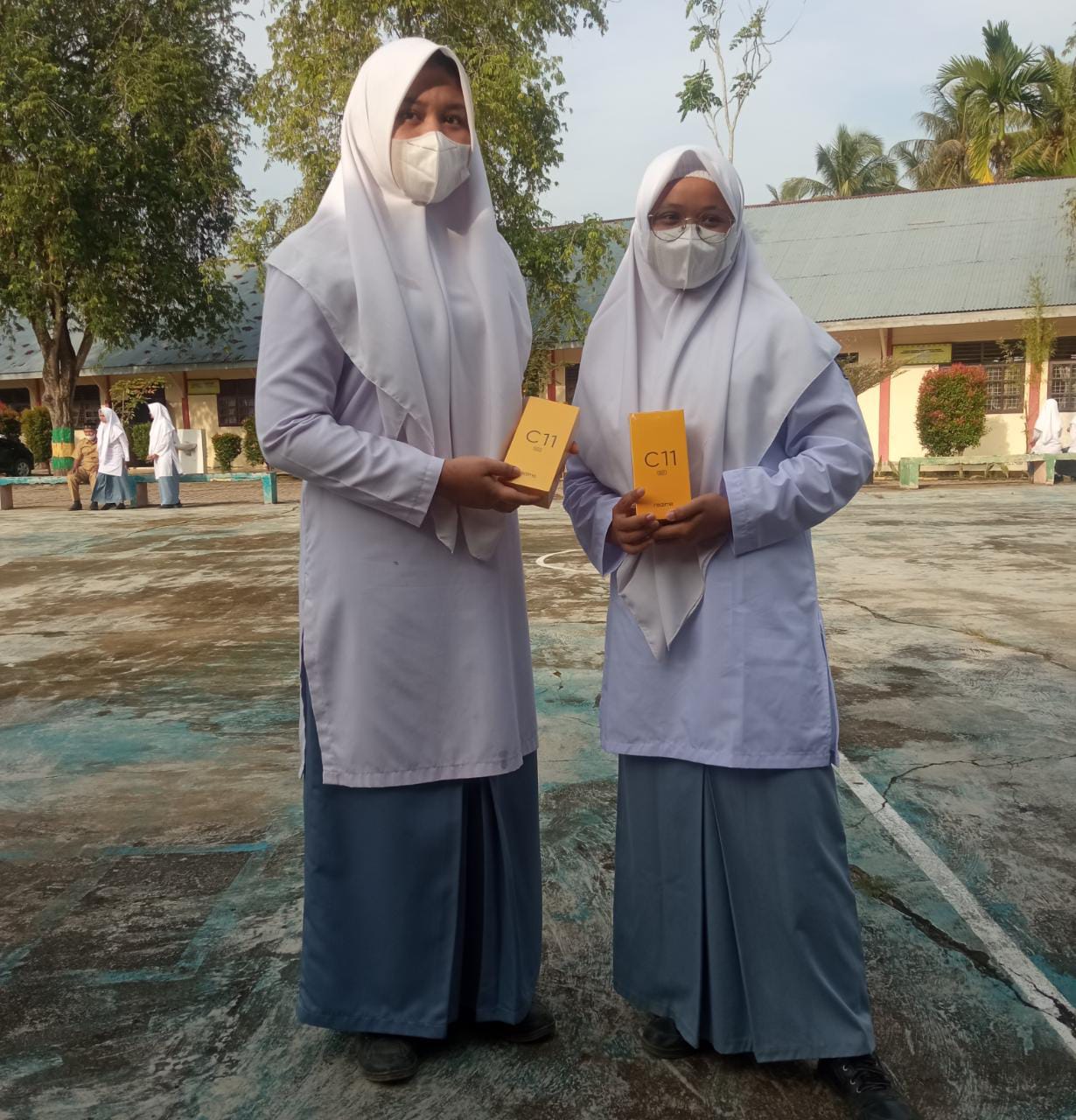 Dua Siswa SMAN 1 Syamtalira Bayu Dapat Handphone Dari Undian Vaksinasi