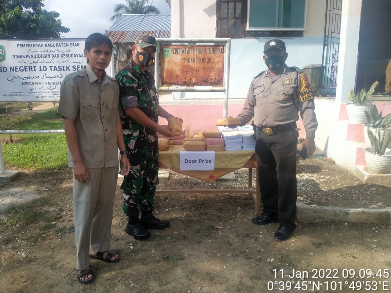 Babinsa Koramil 04/Perawang Serma Edy Laksanakan Pendampingan Vaksinasi
