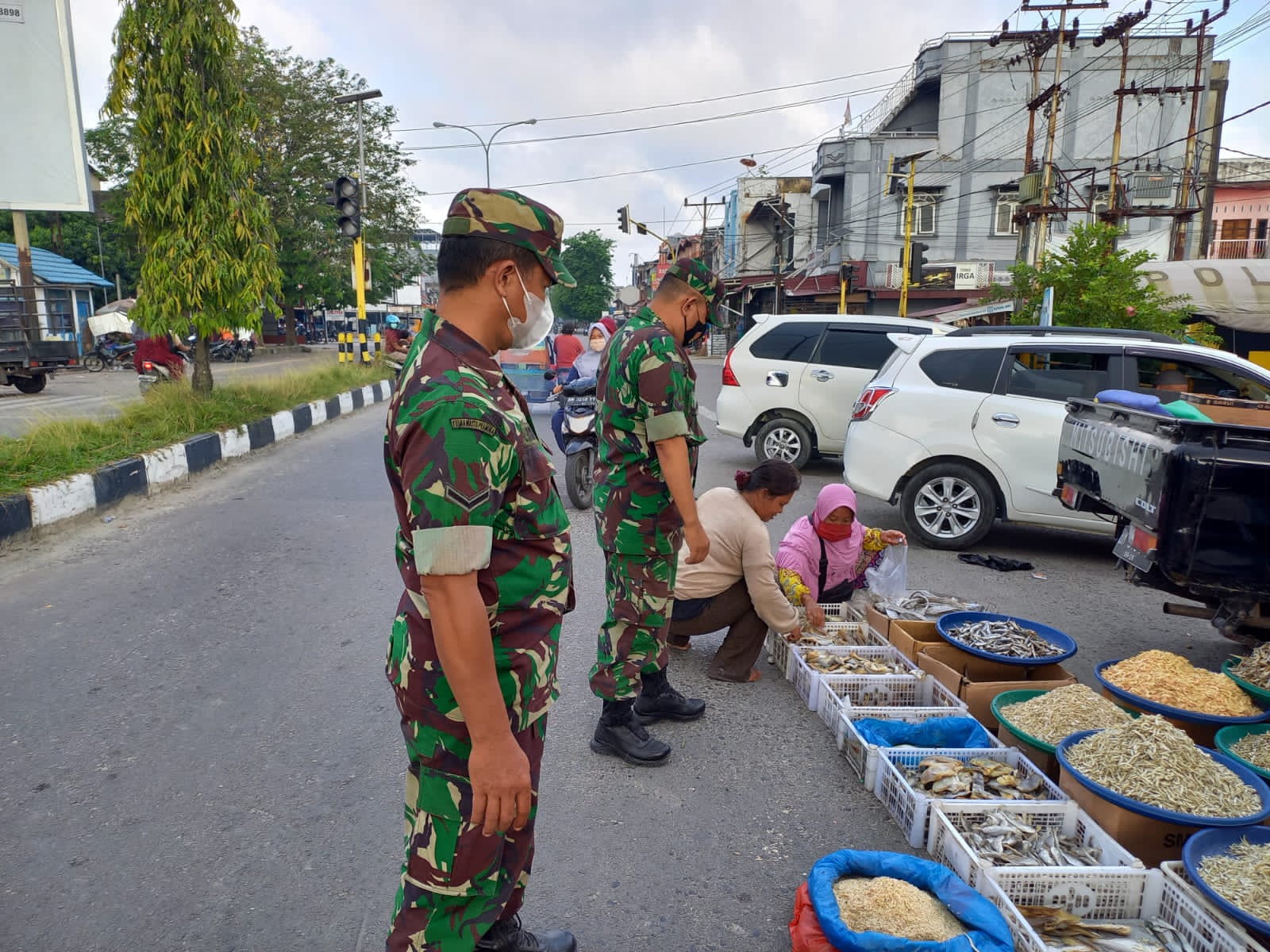 Babinsa Koramil 04/Perawang Sertu Afrisal Edy Dan Serda Laila Syahdanur Patroli Protokol Kesehatan