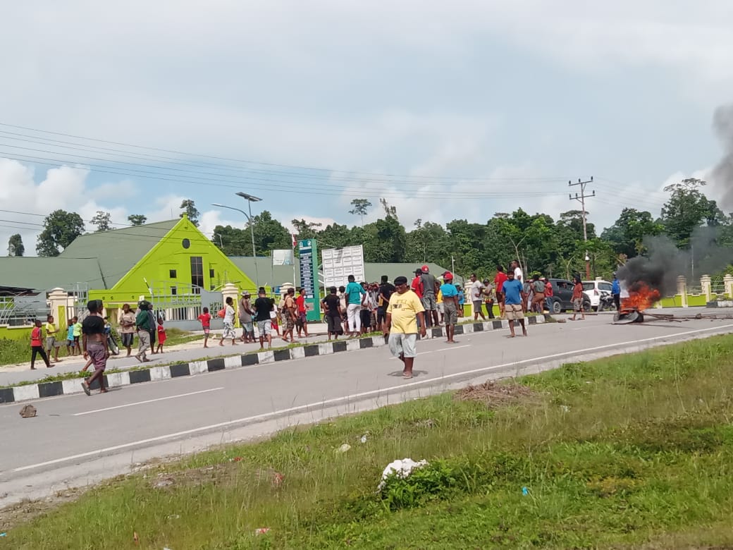 Protes Terhadap Pelaku Penabrakan Hingga Menyebabkan Kematian, Warga Blokir Jalan Sambil Menghidupkan Sijago Merah