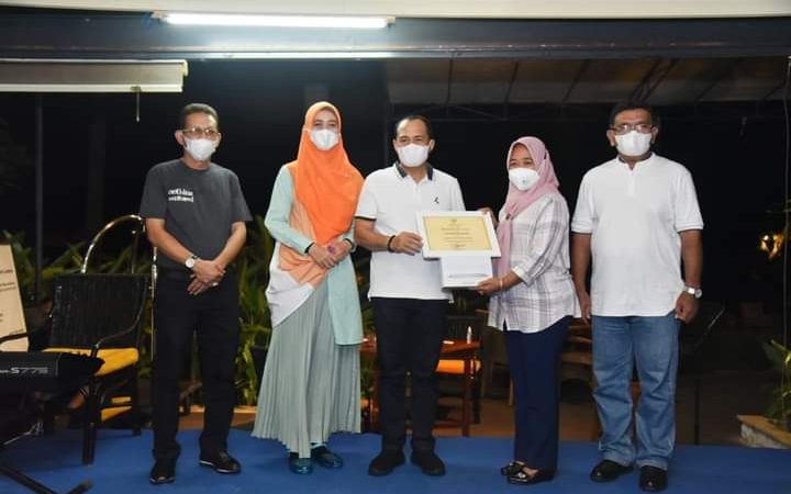 Zahir Berikan Piagam Penghargaan Kepada Kepala Puskesmas Pematang Panjang Atas Capaian Vaksinasi Lansia Tertinggi 110,78 %   