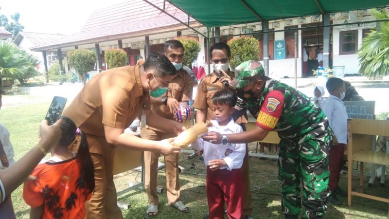 Babinsa Koramil 04/Perawang Sertu Afrisal Laksanakan Pendampingan Vaksinasi