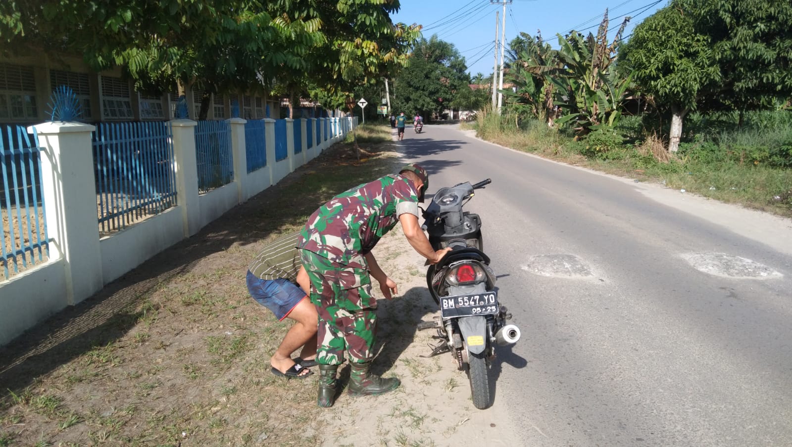 Sepeda Motor Milik Warga Mogok, Babinsa Koramil 04/Perawang Beri Pertolongan