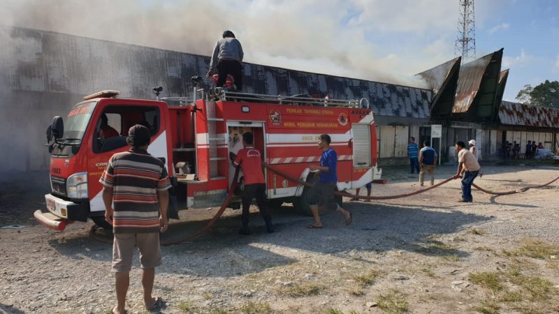 16 Unit Kios Dan Dua Buah Kamar Mandi Ludes Terbakar di Pasar Pangaribuan Taput