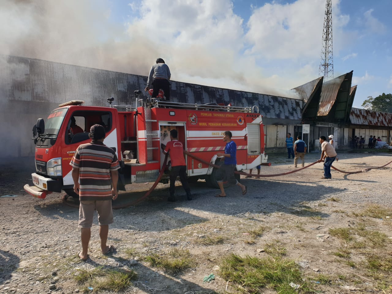 16 Unit Kios Dan Dua Buah Kamar Mandi Ludes Terbakar di Pasar Pangaribuan Taput