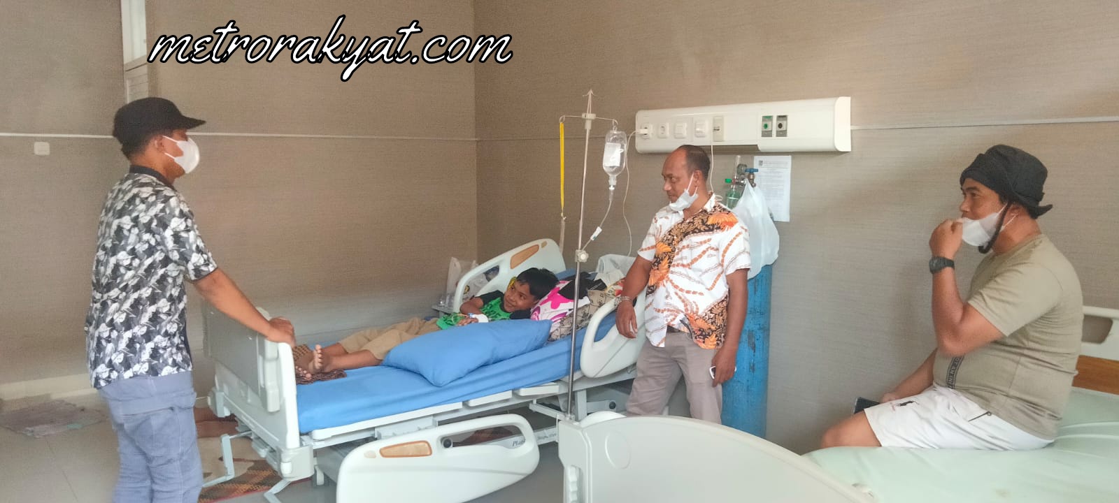 Ketua IWO Sergai Jenguk M.Fariz Al Farizi di RSUD Sultan Sulaiman