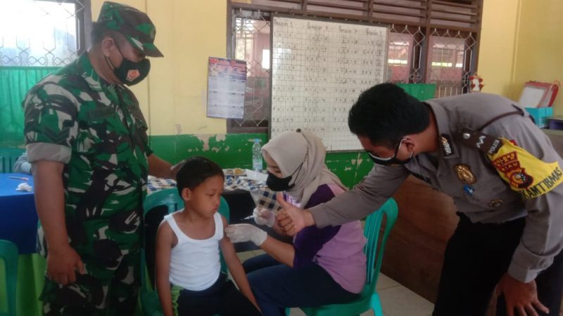 Babinsa Koramil 04/Perawang Dampingi Anak Vaksinasi