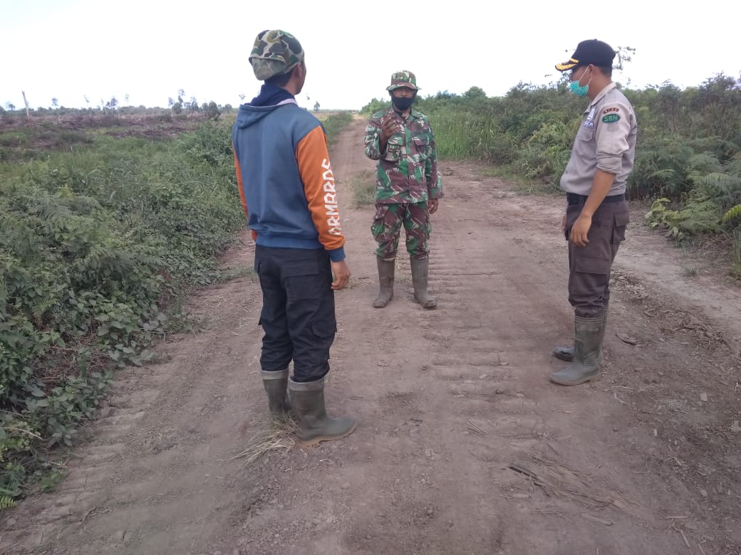 Babinsa Sertu Purnomo Koramil 04/Perawang Imbau Masyarakat Jangan Membuka Lahan Dengan Cara Sembarangan