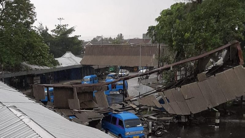 Akibat Hujan Lebat di Sertai Angin Membuat Atap Parkir Runtuh Dan Menimpa Angkot