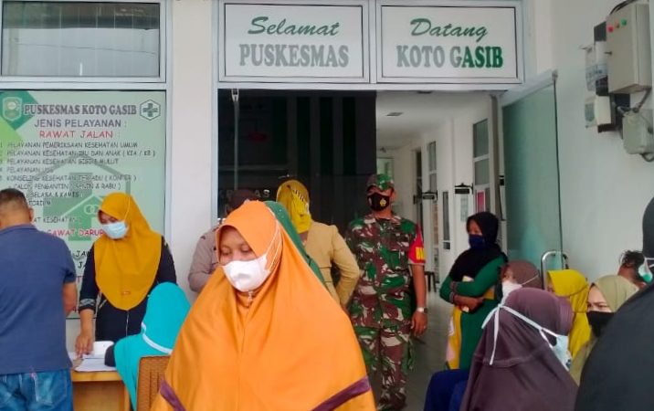 Babinsa Koramil 04/Perawang Dampingi Masyarakat Vaksinasi