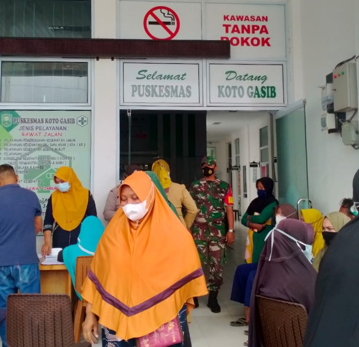 Babinsa Koramil 04/Perawang Dampingi Masyarakat Vaksinasi