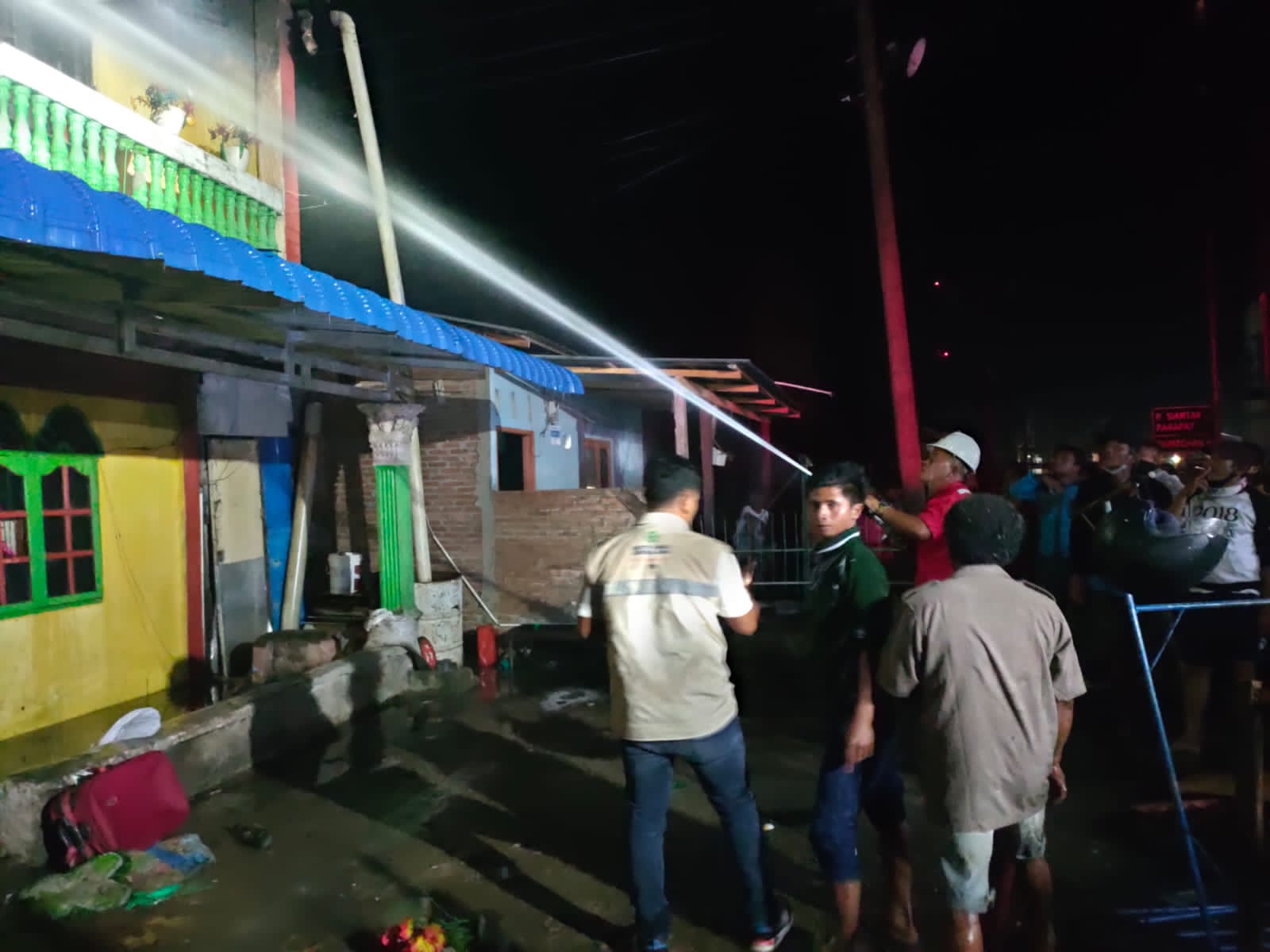 Rumah Warga Terbakar, PT Toba Pulp Lestari Bantu Memadamkan Api