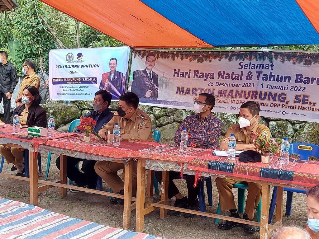 Bupati Samosir Serahkan Bantuan Kelompok Tani Desa Siparmahan