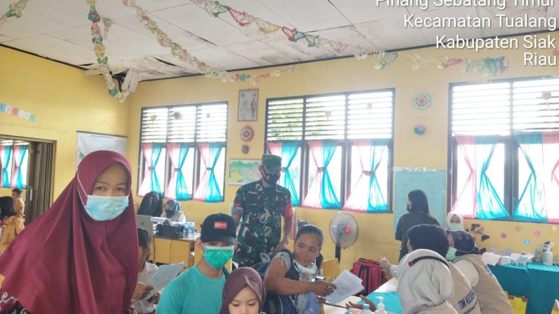 Babinsa Koramil 04/Perawang Dampingi Anak Vaksinasi