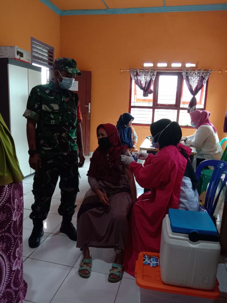 Bhanbinsa Sertu Rudi Hartono Mendampingi Ibu ibu Lansia Suntik Vaksinasi, di desa Sugihwaras