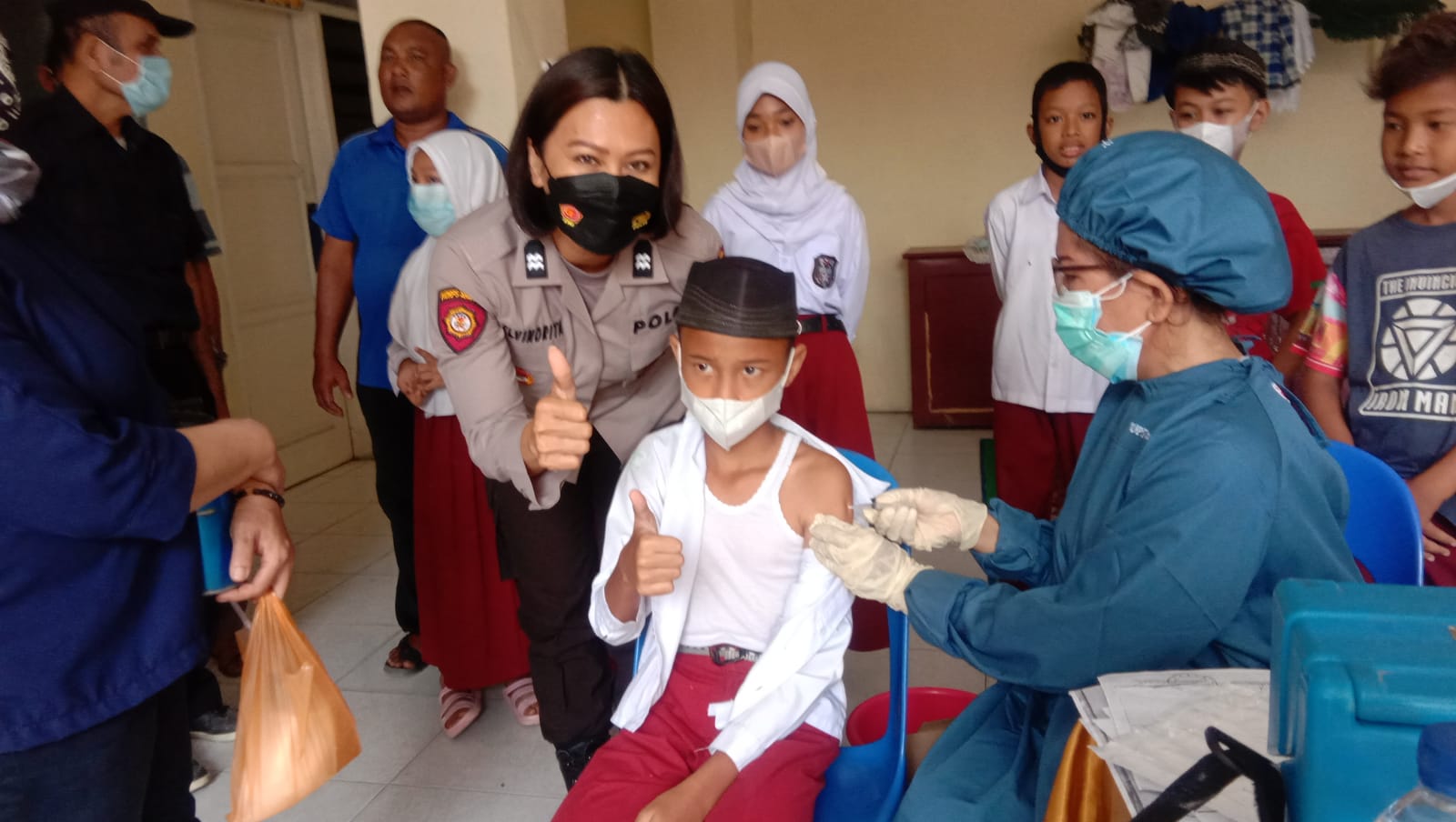 Polwan Polsek Helvetia Dampingi Siswa/i Vaksin di Sekolah 