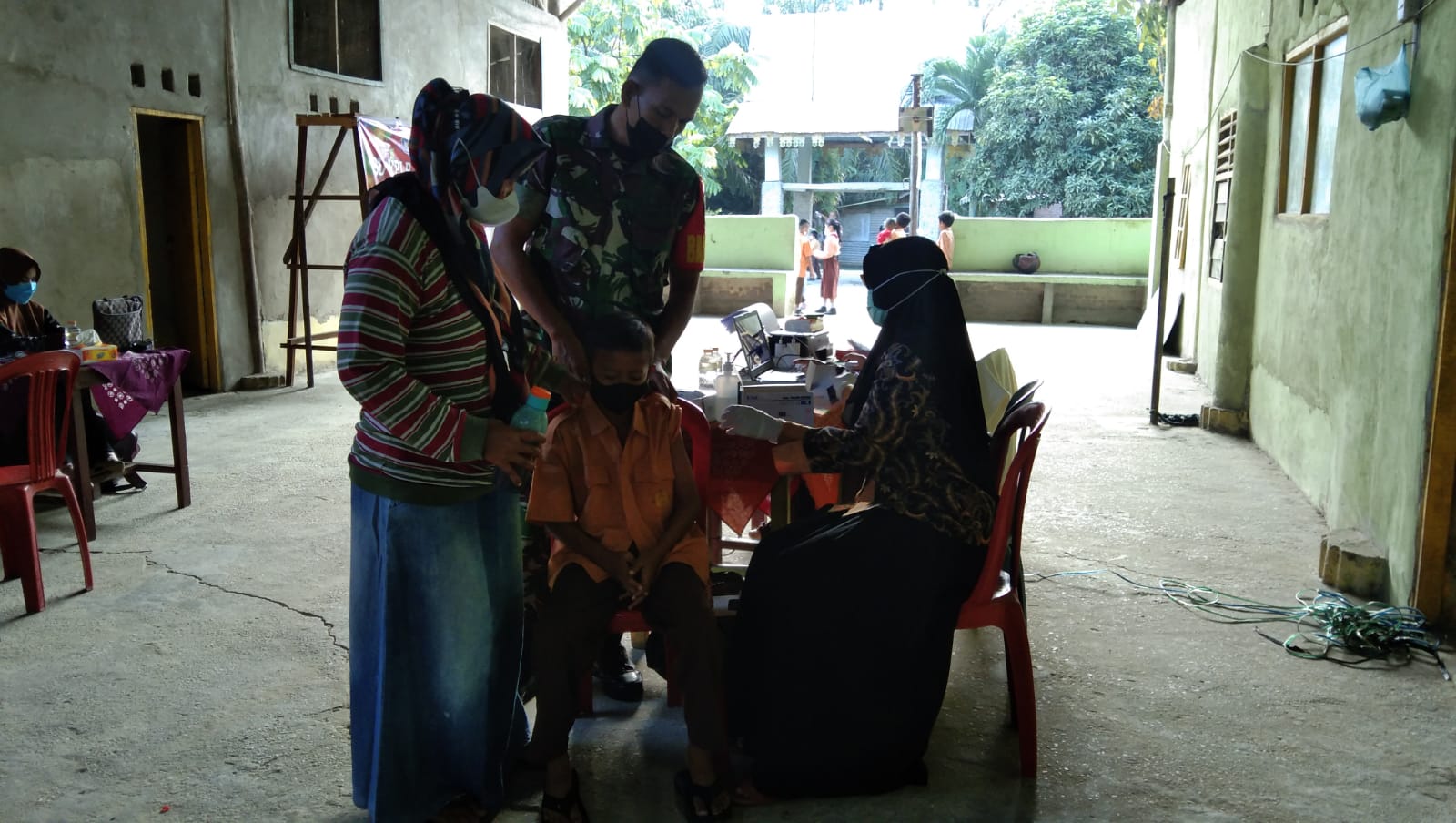 Babinsa Koramil 04/Perawang Dampingi Anak Vaksinasi