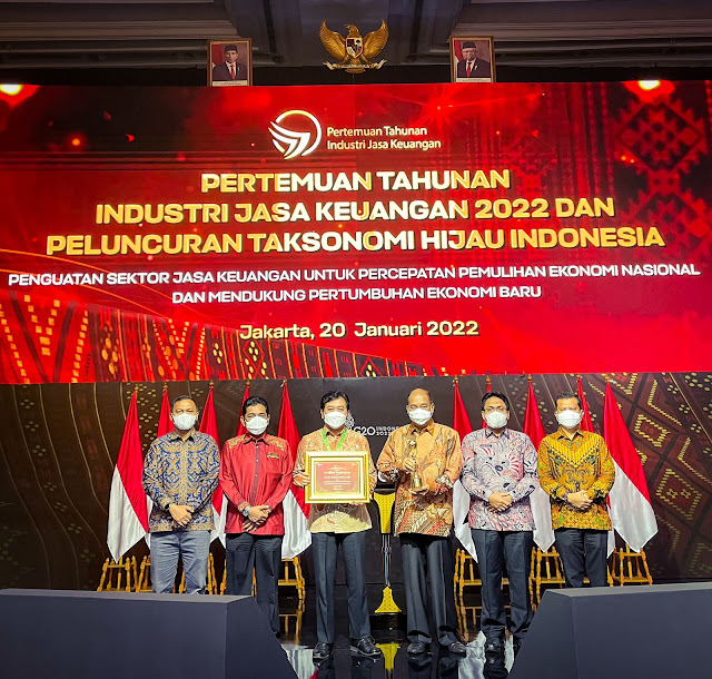OJK Berikan Penghargaan ke Walikota Tebing Tinggi