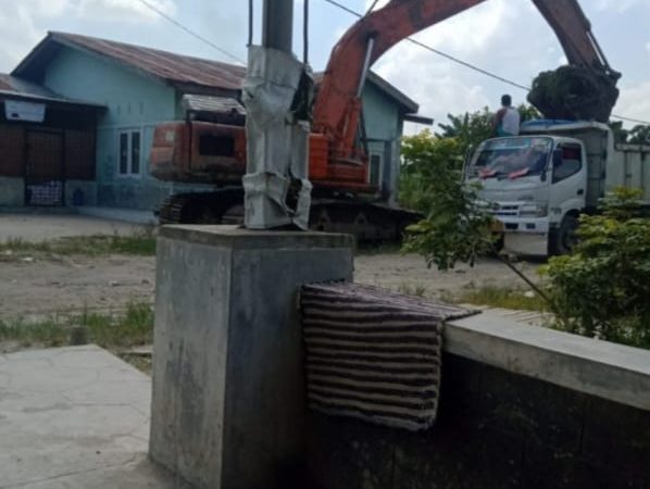 Kericuhan Terjadi Antar Warga Dengan BPPRI Menurunkan Alat Berat Jenis Beco di Areal Perkampungan