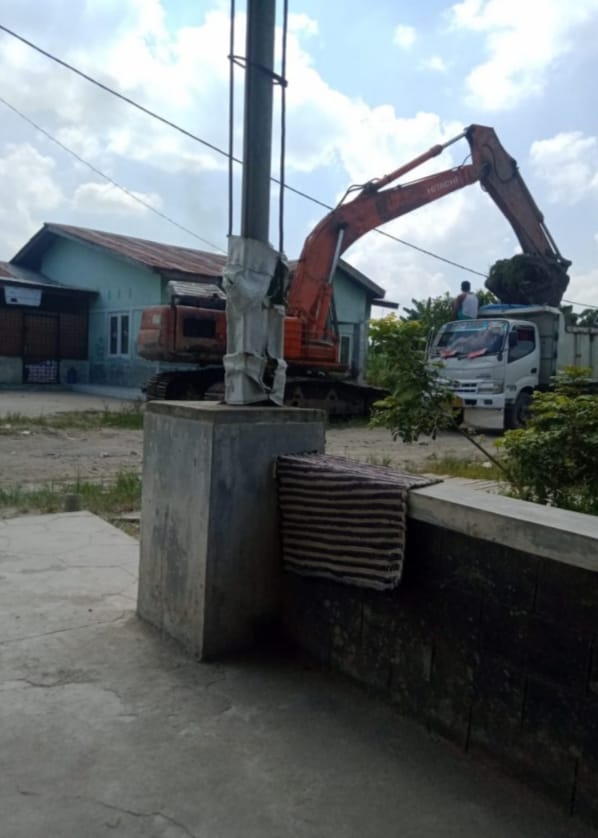 Kericuhan Terjadi Antar Warga Dengan BPPRI Menurunkan Alat Berat Jenis Beco di Areal Perkampungan