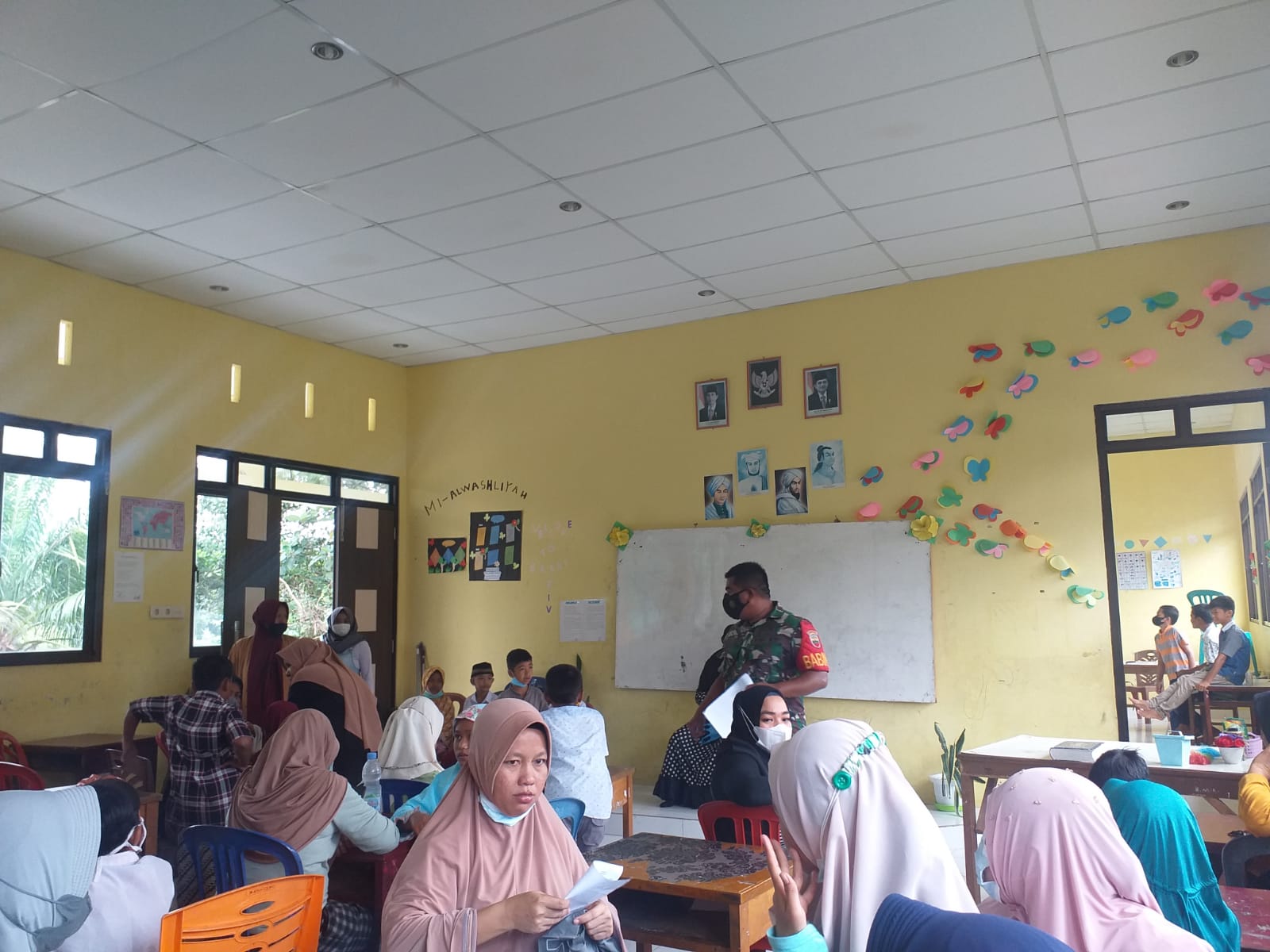 Babinsa Koramil 04/Perawang Serda Venus Luberto Dampingi Anak Vaksinasi