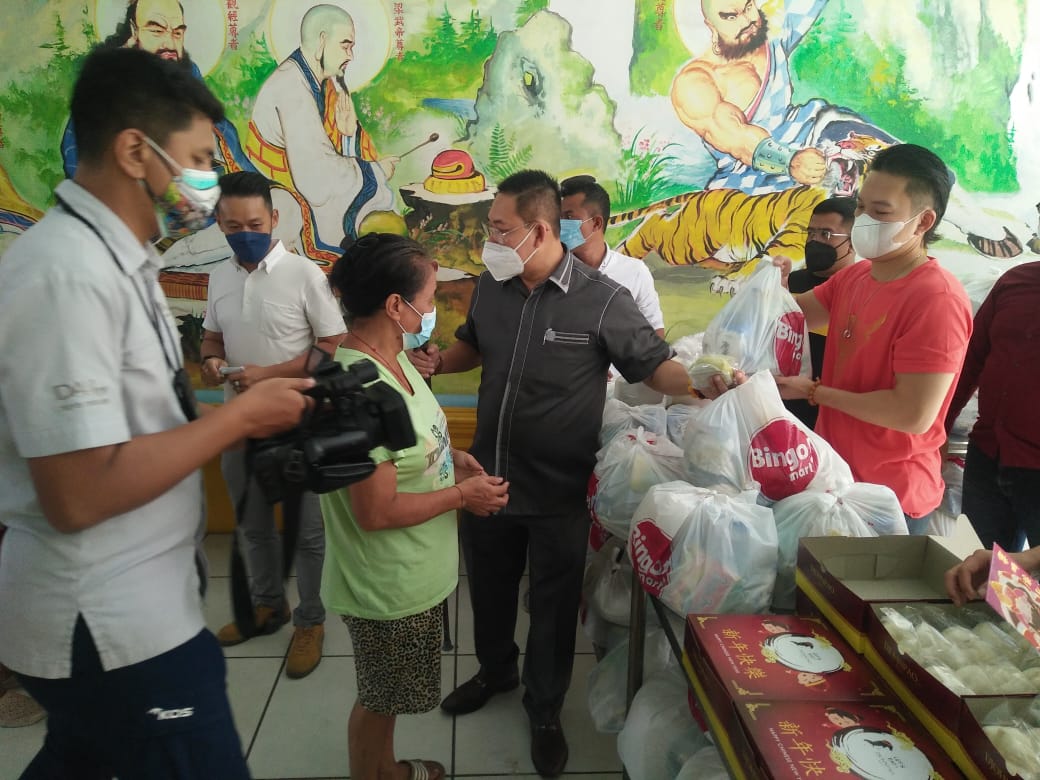 Sambut Imlek, Anggota DPRD Medan Bersama Donatur Bagikan Sembako dan Angpao