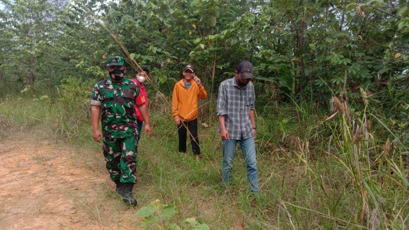 Babinsa Sertu Uuk Sudarijanto Koramil 04/Perawang Patroli Karhutla
