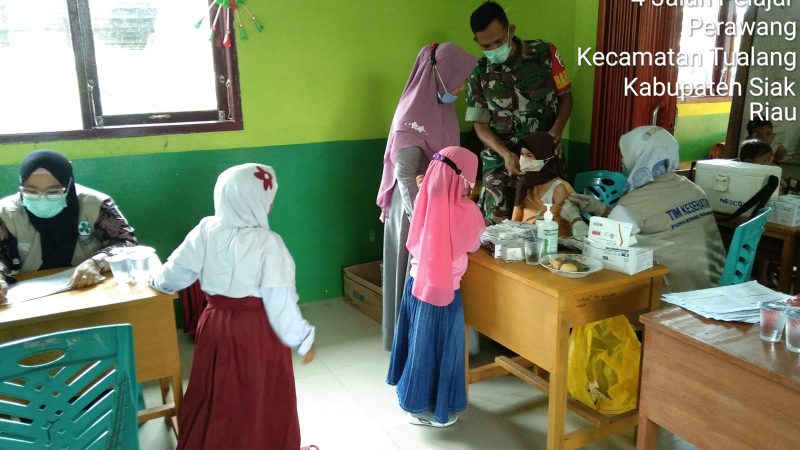 Babinsa Koramil 04/Perawang Dampingi Anak Vaksinasi Di SDN 20