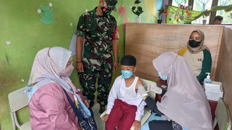 Babinsa Koramil 04/Perawang Dampingi Anak Vaksinasi di MI Al-Wathaniyah