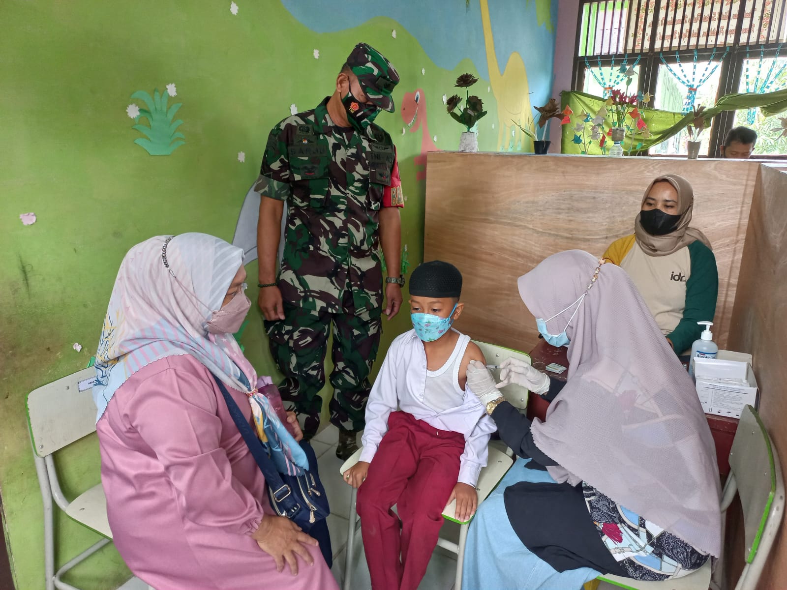 Babinsa Koramil 04/Perawang Dampingi Anak Vaksinasi di MI Al-Wathaniyah