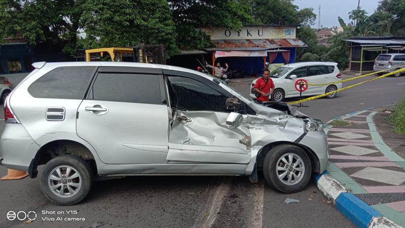 Dua Unit Minibus Ringsek Karena Hantaman Truk Expedisi