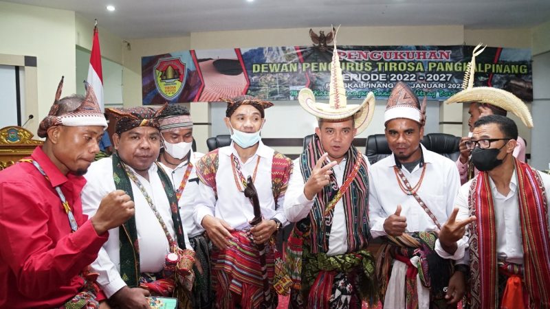 Maulan Aklil Kenakan Topi Khas Pulau Rote Saat Melantik Pengurus Keluarga Tirosa Pangkalpinang