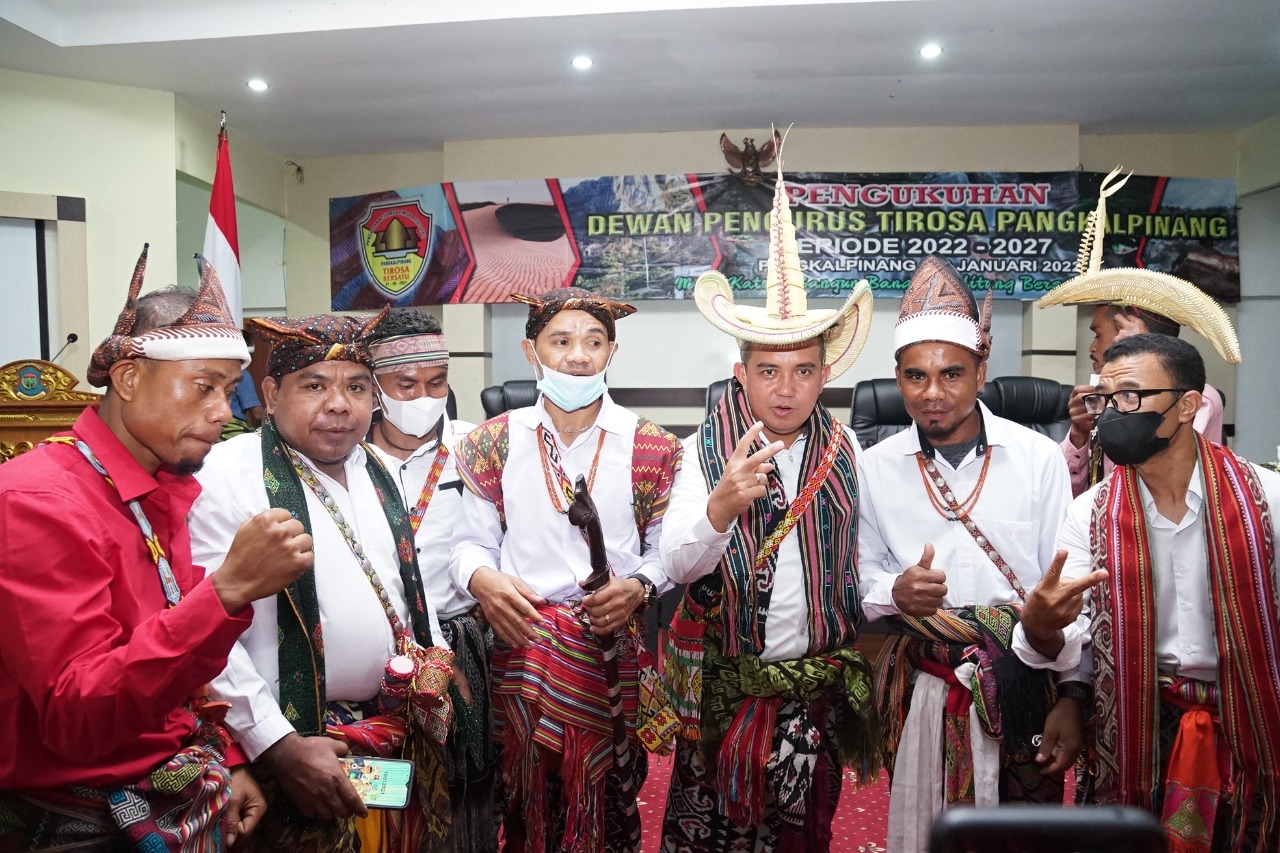 Maulan Aklil Kenakan Topi Khas Pulau Rote Saat Melantik Pengurus Keluarga Tirosa Pangkalpinang