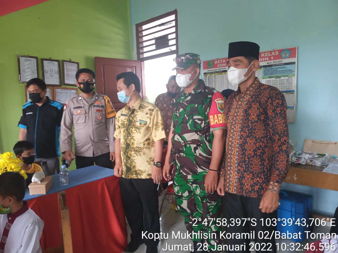Babinsa Lawang Wetan Koptu Mukhlisin Dampingi Anak Vaksinasi Di SDN 1 dan SDN Karang Ringin 1 Ulak Teberau