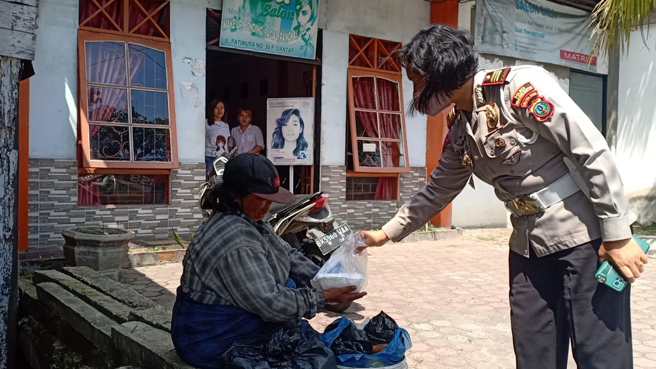 Giat Jumat Berkat, Kasat Lantas Polres Pematangsiantar Berbagi Kasih Kepada Warga Kurang Mampu