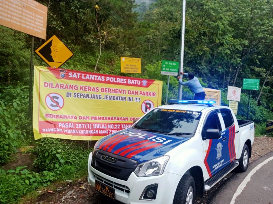 Agar Warga Msyarakat Tertib Dalam Memarkir Motor , Satlantas Polres Batu Pasang Himbauan