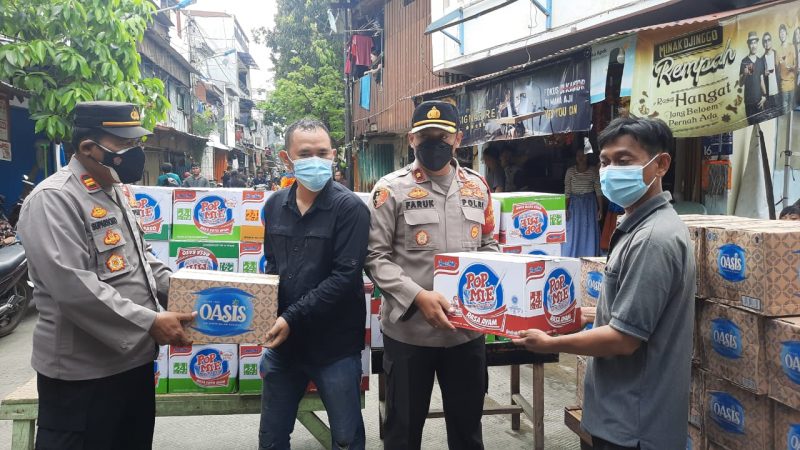 Polsek Tambora, Jakarta Barat, Memberikan Bantuan Awal Berupa Pop Mie sebanyak 25 dus dan air mineral 24 dus ke Korban Kebakaran Jalan Kalianyar III