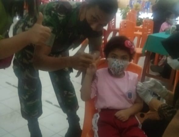 Babinsa Koramil 04/Perawang Dampingi Siswa SD Vaksinasi