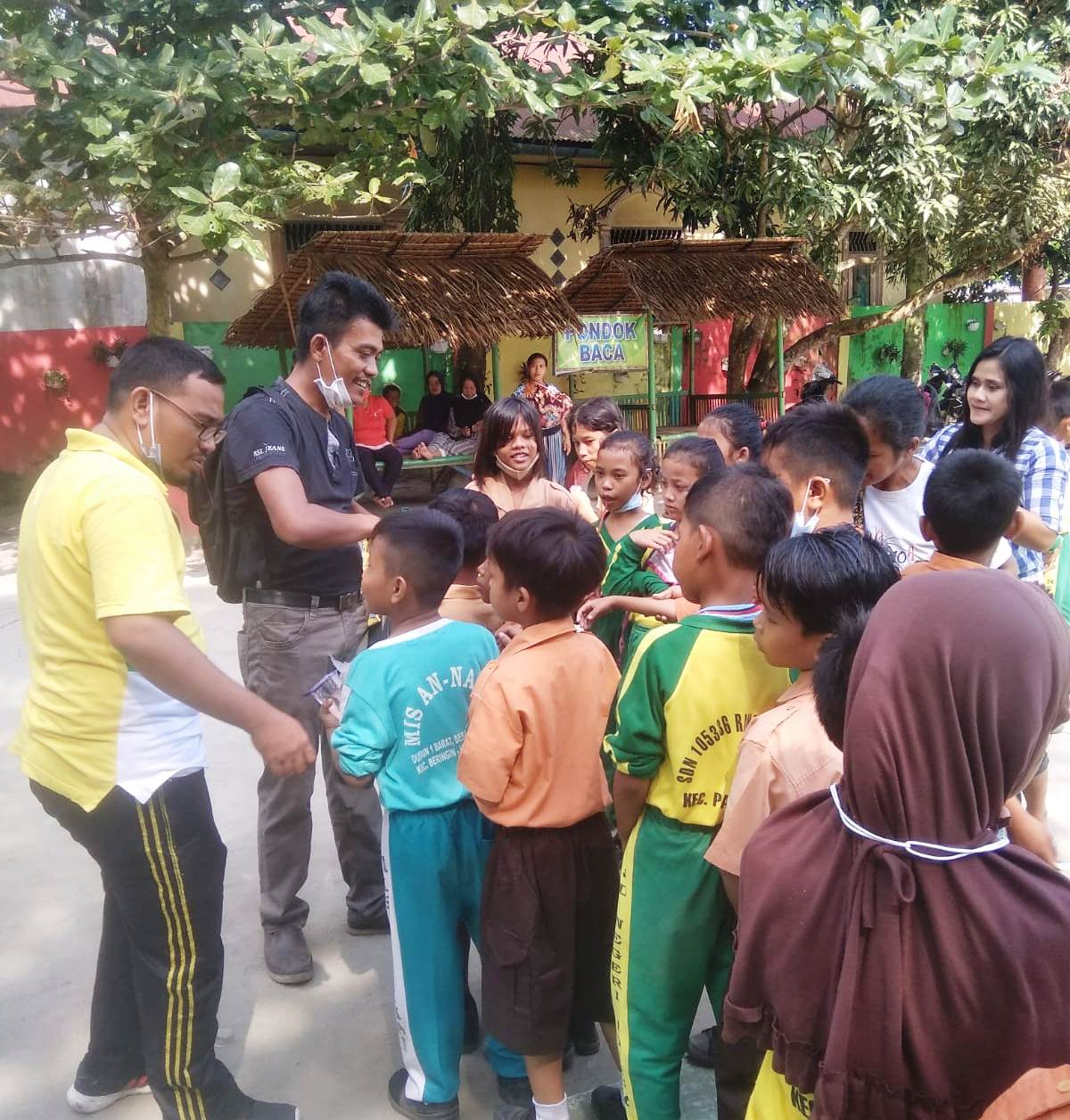 Ikut Vaksin Kepala Desa Kelambir Berikan Permen