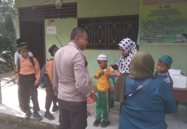 Kapolsek Datang Murid MIS Babul Khairat Disuntik
