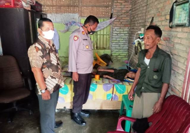 Kapolsek Pantai Labu Iptu Sopar Sitorus Beri Tali Asih  