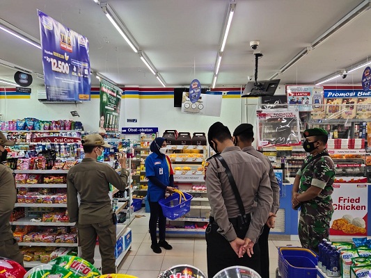Personel Polres Kukar Bersama Tim Gabungan Melaksanakan Operasi Yustisi Penerapan Protokol Kesehatan