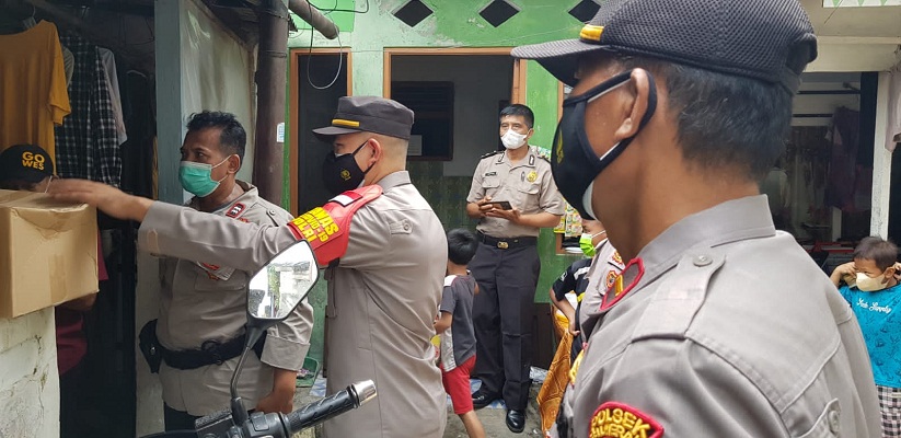 Polsek Palmerah, Jakbar, Memberikan Sembako kepada Warga Terpapar Covid-19