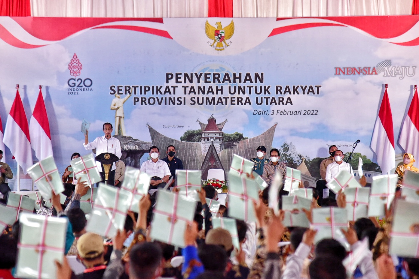 Warga Kabupaten Dairi Terima Sertifikat Tanah Dari Presiden Jokowi 