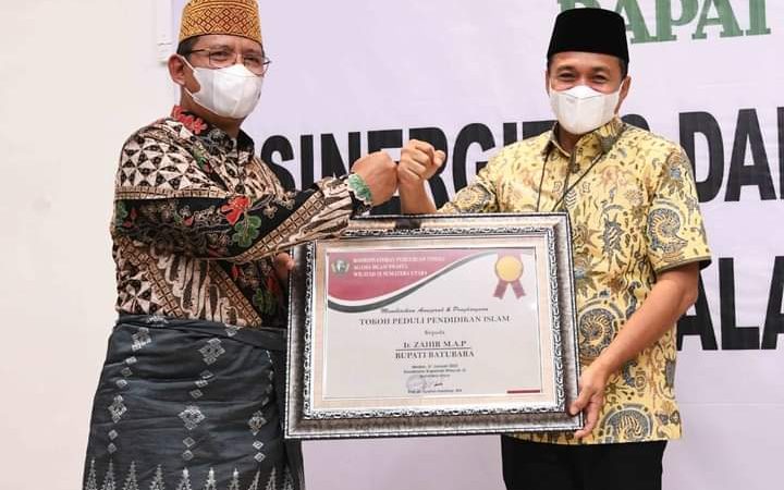 Zahir Mendapatkan Penghargaan Sebagai Tokoh Peduli Pendidikan Islam